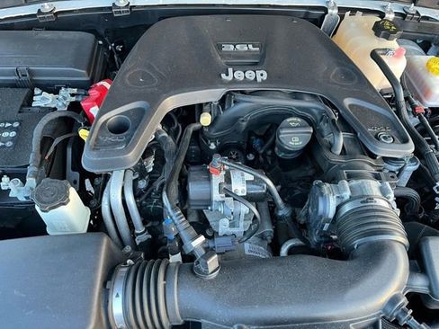 Used 2020 Jeep Wrangler Unlimited Sahara AWD/4WD image 33