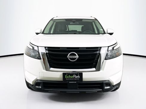 Used 2025 Nissan Pathfinder SV image 2