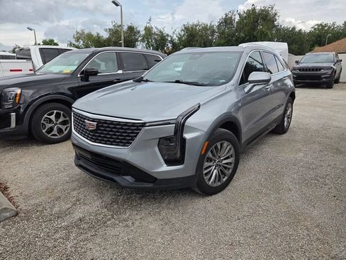 Used 2025 Cadillac XT4 Premium Luxury FWD image 3