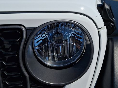 Used 2025 Jeep Wrangler Sport AWD/4WD image 9