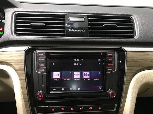 Used 2018 Volkswagen Passat 2.0T SE FWD image 27
