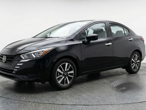 Used 2025 Nissan Versa SV image 3