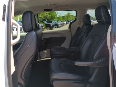 Used 2024 Chrysler Pacifica Limited FWD image 13