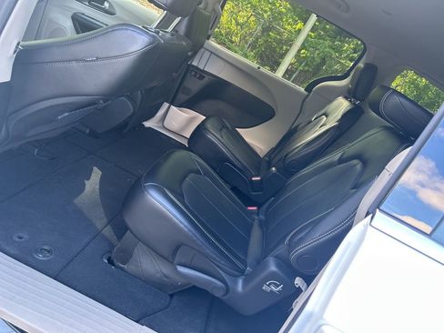 Used 2024 Chrysler Pacifica Touring-L FWD image 25