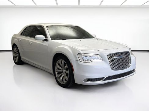 Used 2018 Chrysler 300 Touring L image 3