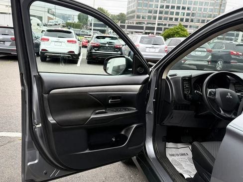 Used 2015 Mitsubishi Outlander ES FWD image 9