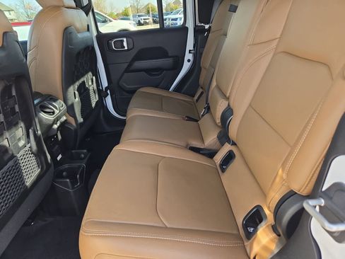 Used 2023 Jeep Gladiator Rubicon w/ LED Lighting Group image 17