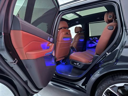 Used 2023 BMW X7 M60i w/ Climate Comfort Package image 21