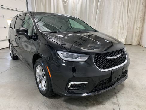 Used 2023 Chrysler Pacifica Touring-L w/ Uconnect Theater Family Group AWD/4WD image 14