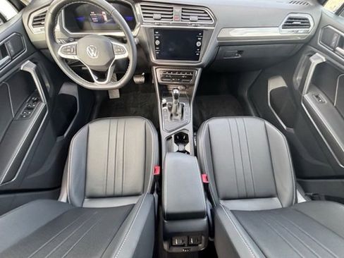 Used 2023 Volkswagen Tiguan SE w/ Panoramic Sunroof Package FWD image 17