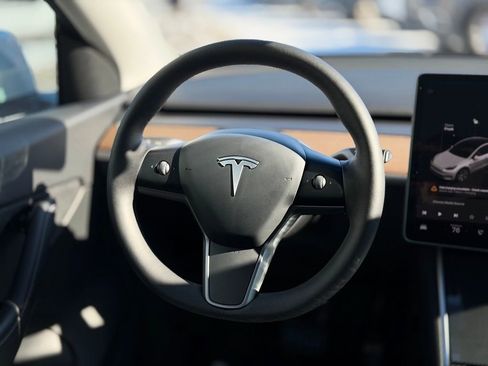 Used 2021 Tesla Model Y Long Range image 11