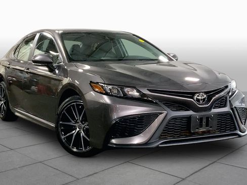 Used 2024 Toyota Camry SE w/ Cold Weather Package FWD image 3