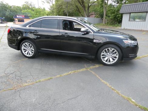 Used 2019 Ford Taurus Limited image 4