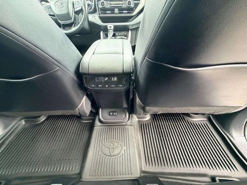 Used 2020 Toyota Highlander XLE FWD image 36