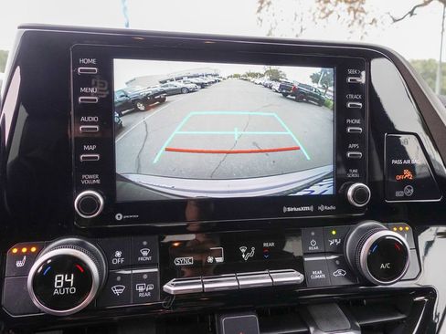 Used 2021 Toyota Highlander XLE image 19