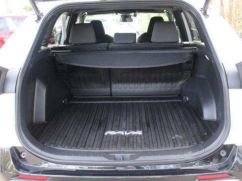 Used 2023 Toyota RAV4 SE image 8