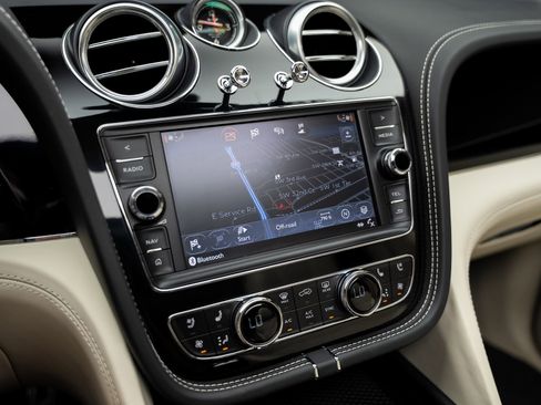 Used 2018 Bentley Bentayga AWD/4WD image 49