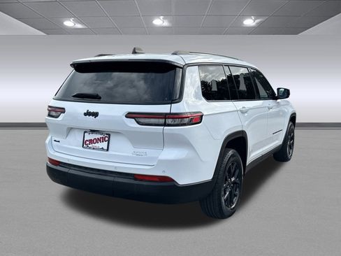 Used 2024 Jeep Grand Cherokee L Laredo image 3