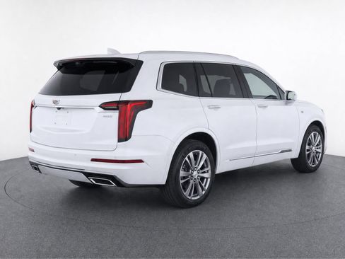 Used 2023 Cadillac XT6 Premium Luxury w/ Technology Package FWD image 4