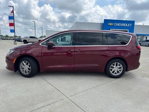 Used 2017 Chrysler Pacifica Touring FWD image 2
