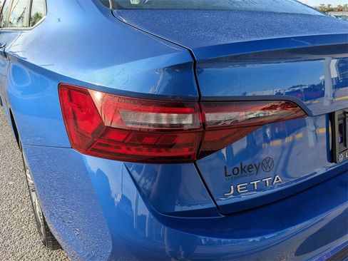 Certified 2022 Volkswagen Jetta SE w/ Panoramic Sunroof Package image 10