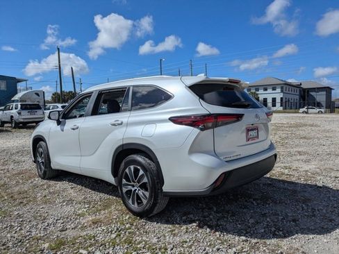 Certified 2025 Toyota Highlander XLE image 8