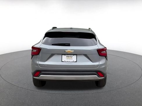 Used 2025 Chevrolet Trax LT FWD image 12
