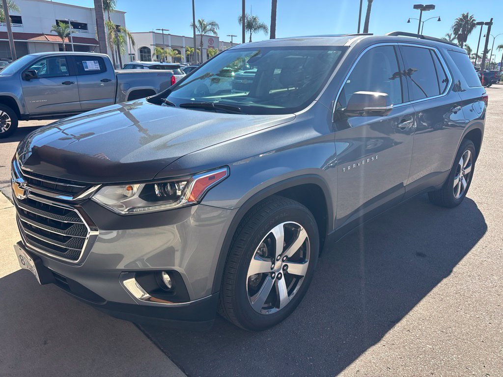 Used 2020 Chevrolet Traverse LT w/ LT Premium Package FWD image 3