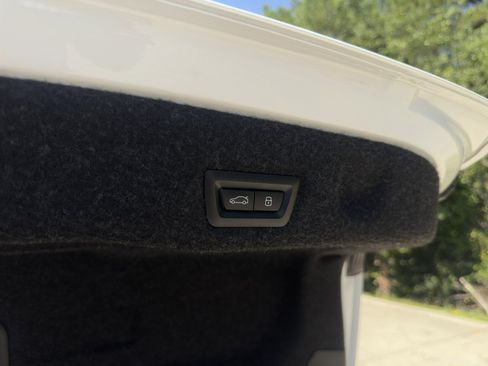 Used 2024 BMW i5 eDrive40i w/ M Sport Package RWD image 9