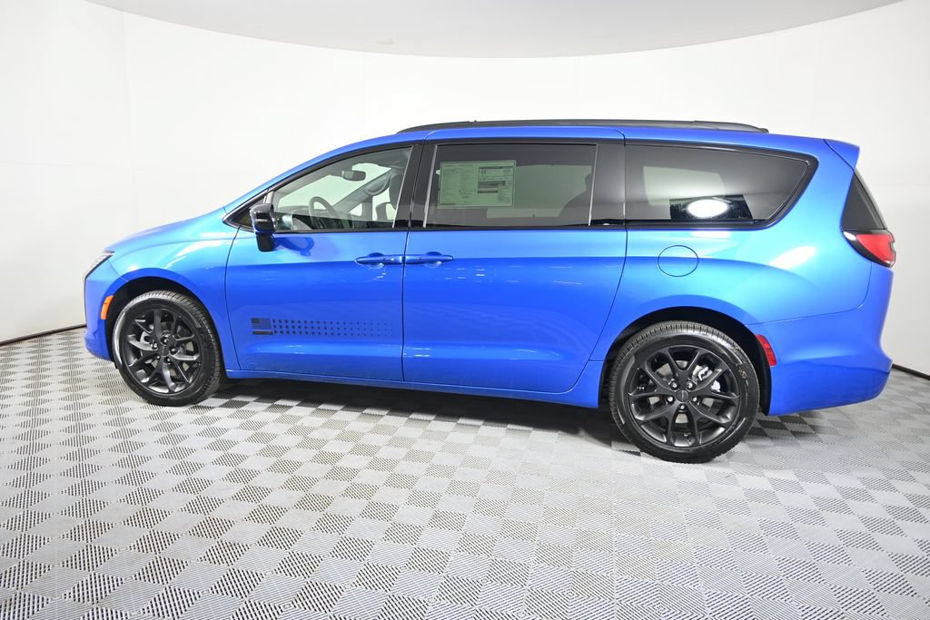 New 2027 Chrysler Pacifica Select AWD/4WD image 3