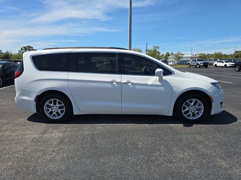 Used 2020 Chrysler Pacifica Touring image 3