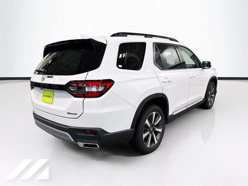 Used 2025 Honda Pilot Touring image 5