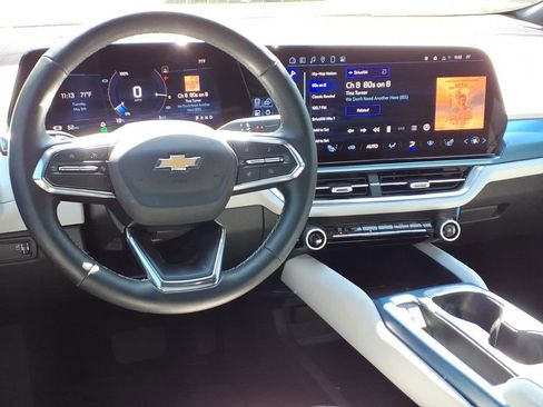 Certified 2025 Chevrolet Equinox EV LT FWD image 3