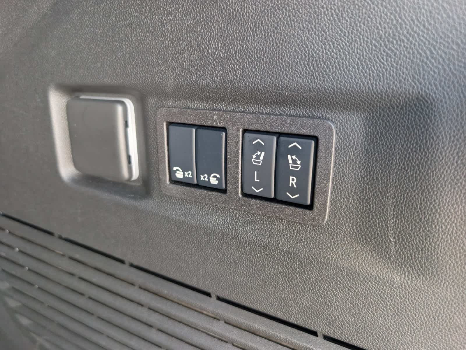 Used 2025 GMC Yukon AT4 Ultimate AWD/4WD image 17