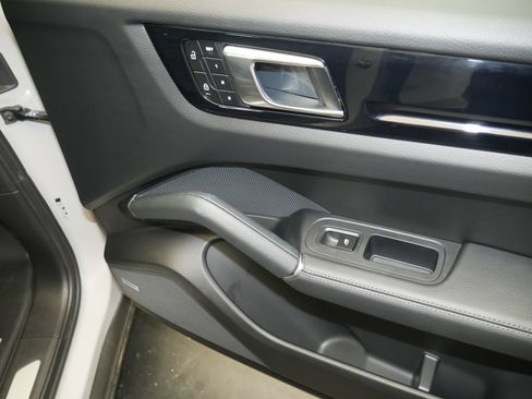 Certified 2023 Porsche Cayenne AWD/4WD image 24