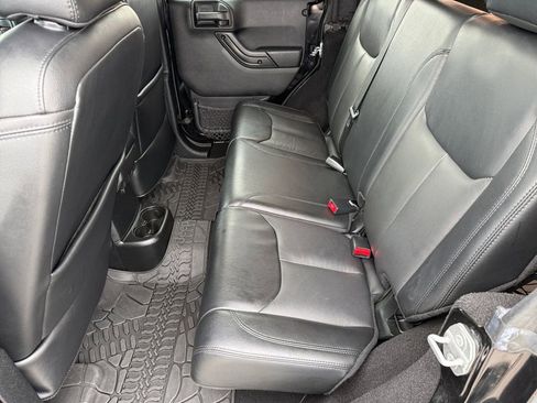 Used 2017 Jeep Wrangler Unlimited Sahara image 11