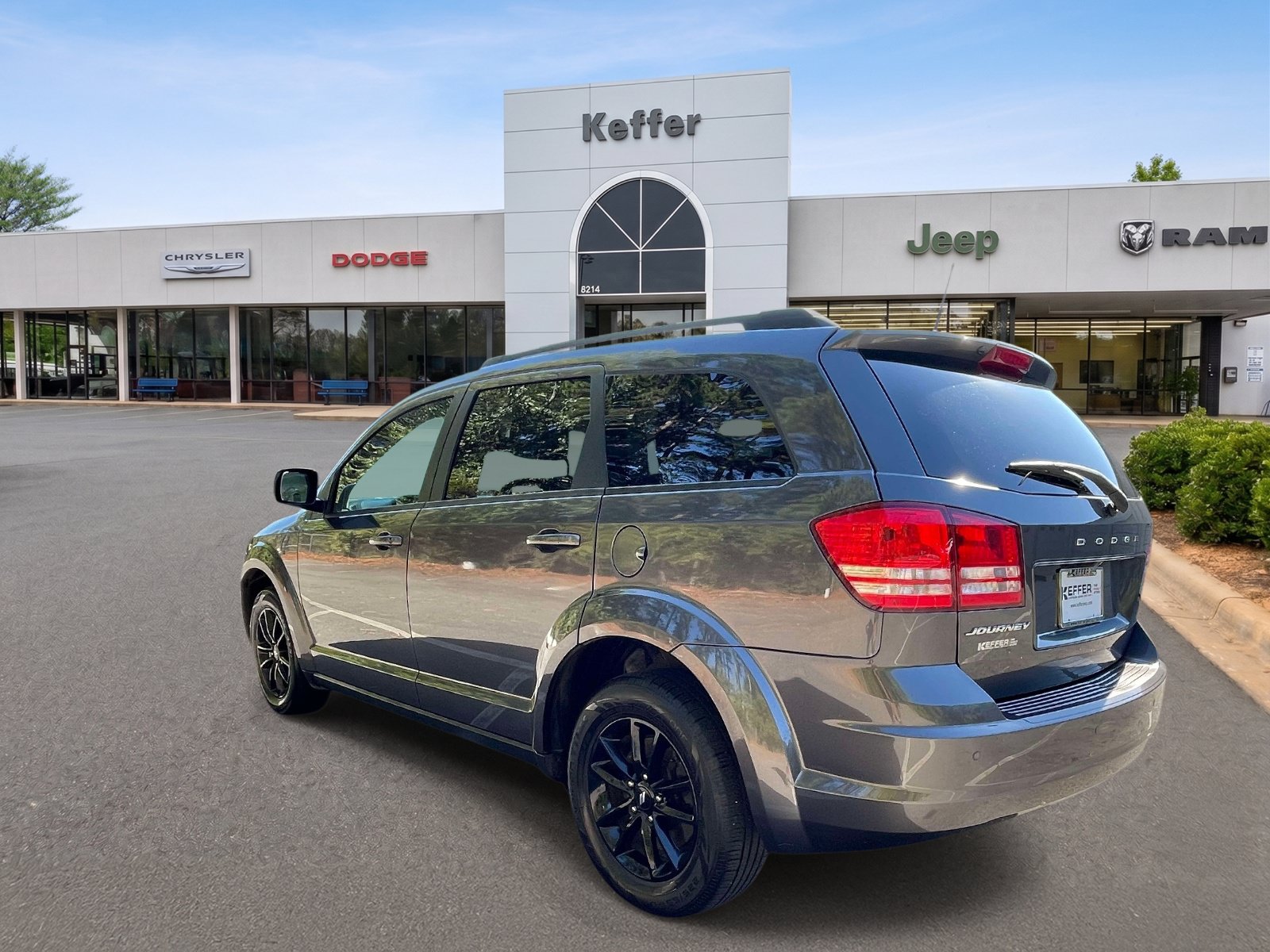 Used 2020 Dodge Journey SE w/ Blacktop Package FWD image 4