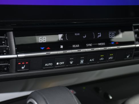 Used 2025 Toyota Sienna XLE image 15