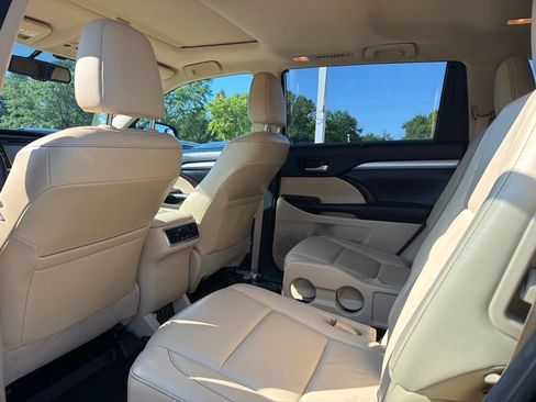 Used 2014 Toyota Highlander XLE AWD/4WD image 11
