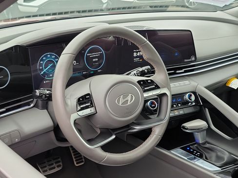 Certified 2025 Hyundai Elantra SEL FWD image 9