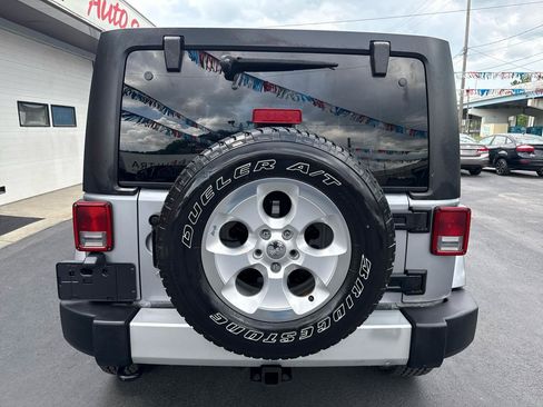 Used 2014 Jeep Wrangler Unlimited Sahara w/ Dual Top Group AWD/4WD image 4