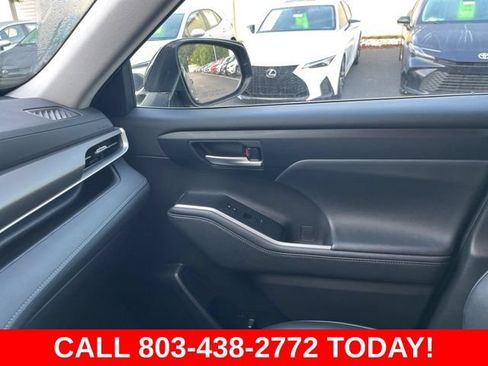 Used 2024 Toyota Highlander XLE AWD/4WD image 30