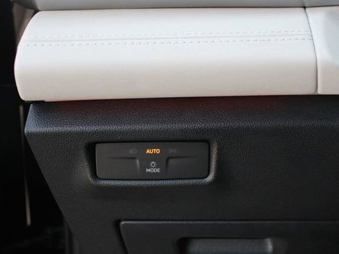 Used 2025 Volkswagen Tiguan SE image 10