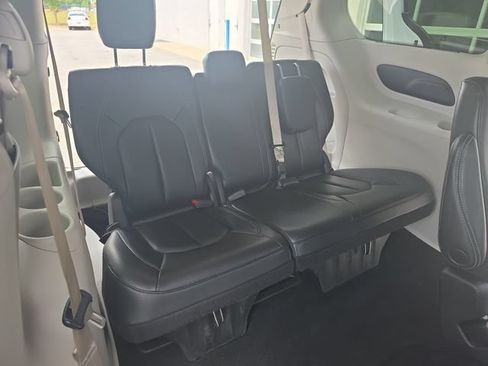 Used 2022 Chrysler Pacifica Touring-L FWD image 13