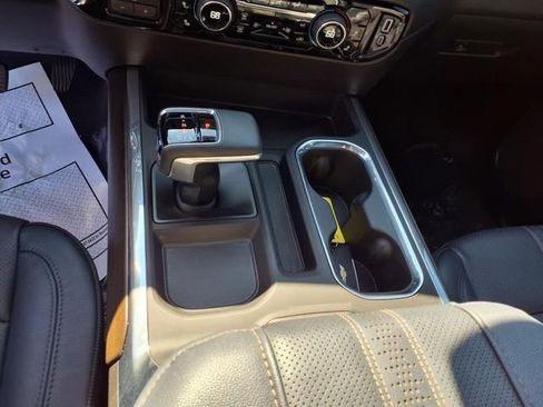 Used 2025 Chevrolet Silverado 1500 High Country w/ Technology Package AWD/4WD image 17