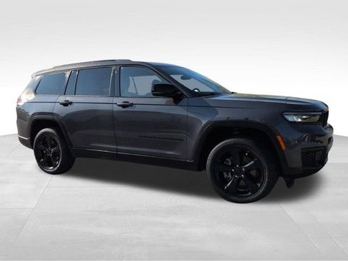 Used 2022 Jeep Grand Cherokee L Laredo image 1