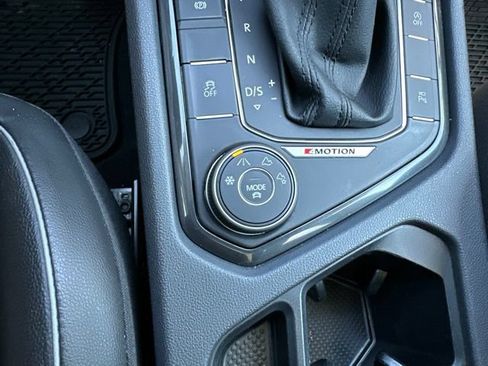 Used 2018 Volkswagen Tiguan SEL Premium AWD/4WD image 35