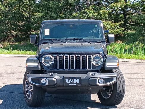 Used 2025 Jeep Wrangler Unlimited Sahara AWD/4WD image 7