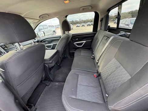 Used 2018 Nissan Titan SV image 27