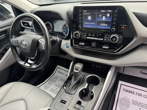 Used 2021 Toyota Highlander XLE AWD/4WD image 10